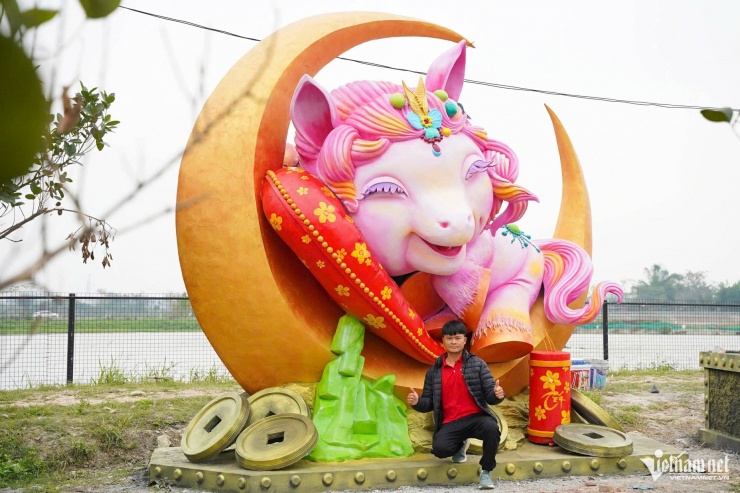 Bên cạnh các linh vật do địa phương đặt hàng, linh vật “Ngựa thương” của nghệ nhân trẻ Bùi Văn Quân ở Bắc Ninh gây chú ý khi được bán hơn 222 triệu đồng để hỗ trợ người khó khăn dịp Tết. Linh vật cao gần 5m, nặng hơn 10 tấn, tạo hình ngựa non hồn nhiên, gửi gắm thông điệp yêu thương và lạc quan. Ảnh: Bảo Khánh