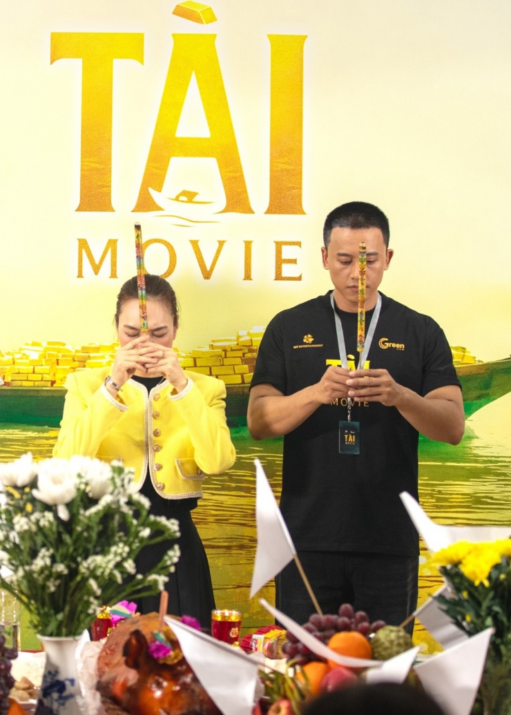 Trước đó, ở buổi khai máy phim, cặp sao diện trang phục tông vàng - đen đồng điệu. Mỹ Tâm khéo chọn áo khoác đồng điệu màu sắc cùng chữ viết trên áo của Mai Tài Phến, cũng là màu sắc chủ đạo của phim.