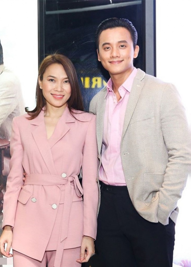 Thời trang dự sự kiện của họ đồng điệu về màu sắc, kiểu dáng trang phục, nhận được nhiều lời khen của khán giả.