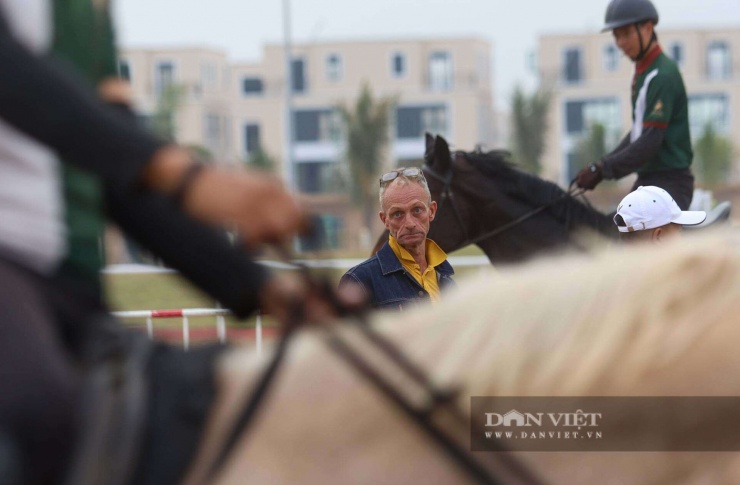 Những chuyên gia về ngựa đến từ nhiều nước tại Học viện đảm bảo những chú ngựa quý có sức khoẻ tốt nhất.