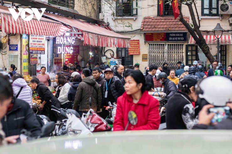 Sáng sớm nay (10/2, tức 23 tháng Chạp), tại chợ Hàng Bè (quận Hoàn Kiếm, Hà Nội) rất nhiều người đã có mặt để mua sắm đồ lễ, chuẩn bị mâm cỗ cúng chu đáo, tiễn ông Công, ông Táo về trời trước 12h trưa.&nbsp;