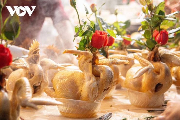 Theo chủ cửa hàng, gà ngậm hoa hồng, chim quay vẫn là một trong những mặt hàng hút khách. Trong đó, gà ngậm hoa hồng có giá 500.000 - 700.000 đồng/kg, chim quay có giá từ 150.000 - 300.000 đồng/kg.