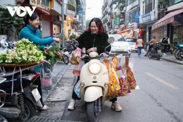 Đi chợ Tết từ sớm, chị Lan (phường Hoàn Kiếm) cho biết, vào những ngày lễ quan trọng trong năm, chị thường lựa chọn chợ Hàng Bè mua sắm đồ cúng. "Thực phẩm, đồ cúng bán tại chợ Hàng Bè tuy giá cao hơn một chút so với các khu chợ khác, nhưng đồ cúng nơi đây làm đẹp, được các cửa hàng chăm chút cẩn thận về cả hương vị bên trong lẫn hình ảnh bên ngoài. Do đó, dù giá có cao nhưng gia đình tôi vẫn lựa chọn mua sắm đồ cúng tại đây", chị Lan nói.