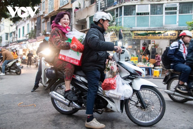 Xe máy treo đầy ắp đồ cúng lễ cho ngày tiễn ông Công, ông Táo chầu trời, ai cũng vội vàng mua sắm thật nhanh để về bày biện mâm cỗ dâng lên bàn thờ tổ tiên.