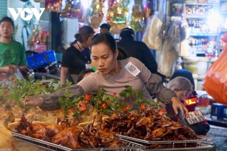 Nhân viên gắn cả mã QR code lên vai áo để tiện cho việc thanh toán.