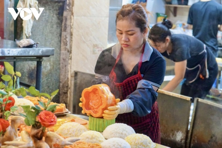 Xôi cũng được tạo hình sẵn theo khuôn, bày ra đĩa gọn gàng, phù hợp phục vụ nhu cầu cúng lễ của khách hàng.