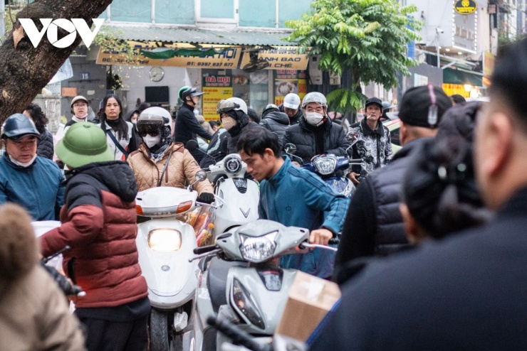 Chợ Hàng Bè nằm giữa các phố Gia Ngư, Hàng Bè và ngõ Trung Yên, thuộc địa phận phường Hoàn Kiếm. Khu chợ nằm cạnh hồ Gươm và đã gắn bó với người dân phố cổ Hà Nội từ hàng trăm năm nay. Theo quan niệm của người Việt, trước khi đón năm mới, người Việt sẽ chuẩn bị 3 lễ cúng tiễn năm cũ, bao gồm cúng rằm tháng Chạp, cúng ông Công ông Táo (23 tháng Chạp) và cúng Tất niên.