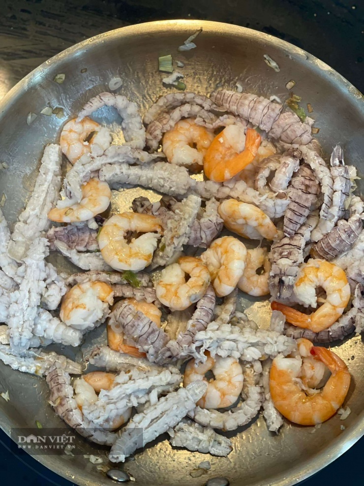 Bề bề, tôm nõn xào cùng hành khô thơm lừng.