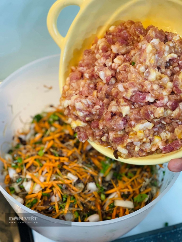 Bí quyết làm nem vuông hải sản vàng ruộm, giòn rụm mà không ngấy cho mâm cỗ Tết đẹp mắt, ngon miệng - 7