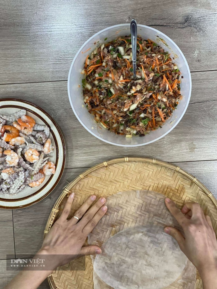 Bí quyết làm nem vuông hải sản vàng ruộm, giòn rụm mà không ngấy cho mâm cỗ Tết đẹp mắt, ngon miệng - 8