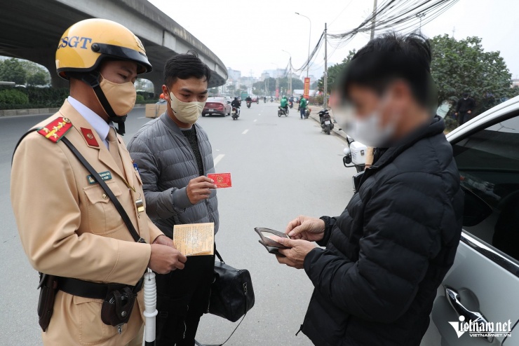 Cảnh sát hóa trang sẽ phối hợp cùng tổ CSGT công khai để xử lý vi phạm. Ảnh: Đình Hiếu