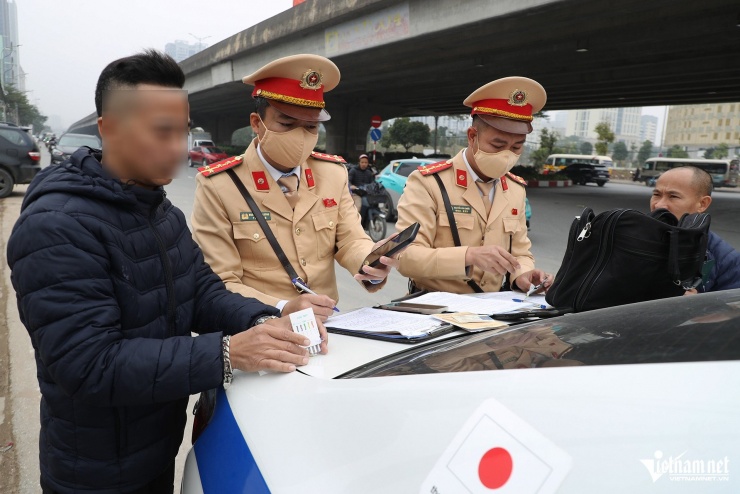 Lực lượng chức năng kiểm tra chất ma túy, nồng độ cồn đối với các tài xế. Ảnh: Đình Hiếu