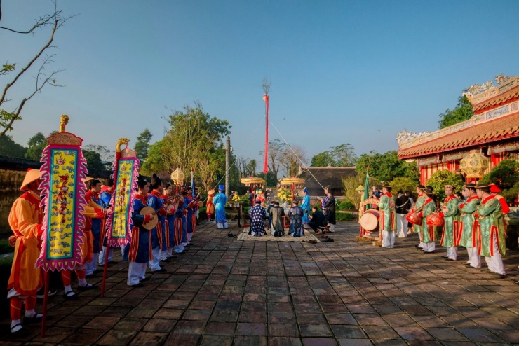 Lễ Thướng Tiêu (lễ dựng nêu) ngày Tết ở Đại nội Huế.