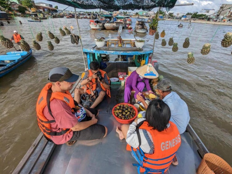 Du khách tham quan chợ nổi&nbsp;Cái Răng.