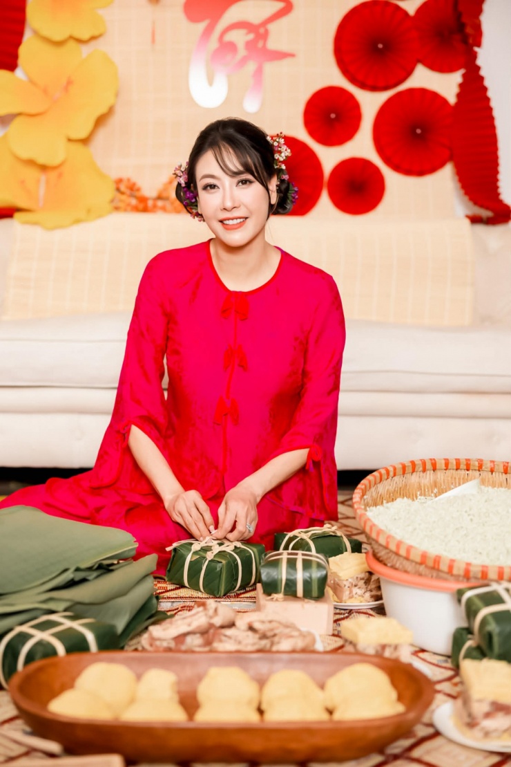 Hà Kiều Anh thể hiện sự duyên dáng, khéo léo khi gói bánh chưng.