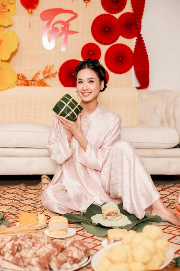 Dương Mỹ Linh khoe thành phẩm sau khi hoàn tất công đoạn gói bánh.