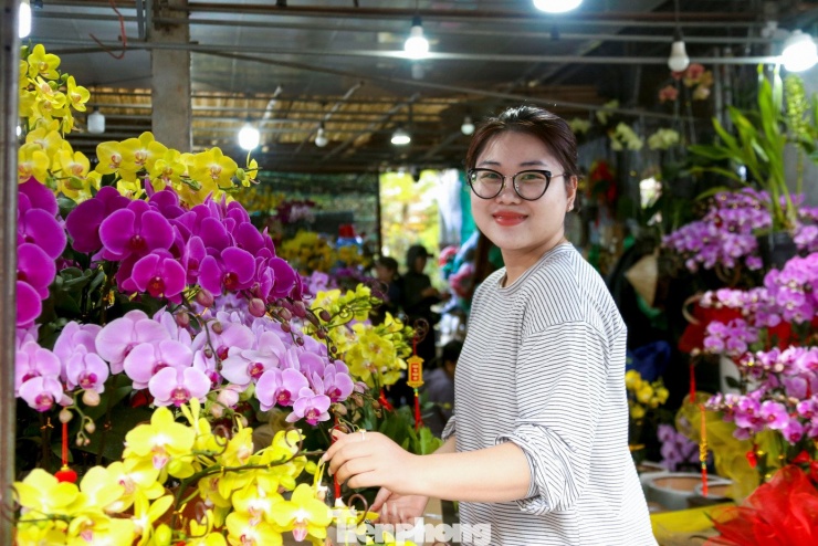 Chị Quỳnh Hương - chủ một sạp lan - cho biết dịp cận Tết nhu cầu mua lan tăng cao nên việc vận chuyển chị phải thuê người chở giao tận nhà cho khách. Giá mỗi chuyến chở thuê tùy thuộc quãng đường xa, gần, dao động từ 100.000-300.000 đồng/chuyến. “Những ngày cao điểm, người tôi thuê chở có thể chạy cả chục chuyến, thu nhập hơn cả triệu đồng mỗi ngày”, chị Hương chia sẻ.