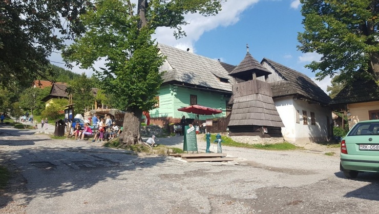 Mặc dù hoạt động du lịch giúp ích&nbsp;cho kinh tế địa phương, nhưng một số dân làng cho&nbsp;rằng việc bị quá tải lượng khách&nbsp;đã gây ra nhiều vấn đề. Nguồn: Tripadvisor/MZdeny