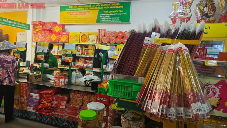 Siêu thị bán đầy đủ nhang, đèn ngày cúng