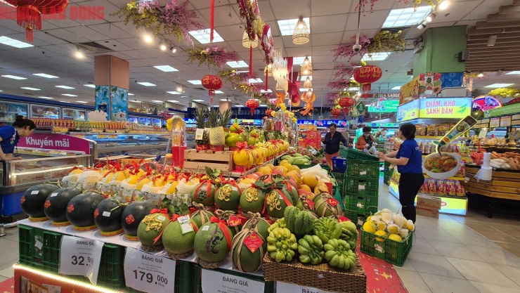 Siêu thị bán đa dạng trái cây, đồ cúng