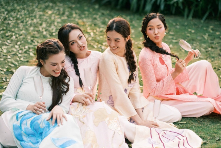 Đáng chú ý, thay vì chụp ảnh chuyên nghiệp như mọi lần, các người đẹp lại có bộ ảnh nhí nhố đến mức theo H'Hen Niê kể: "Photo bảo "không biết chọn hình sao" vì mấy chị em không ai nghiêm túc".