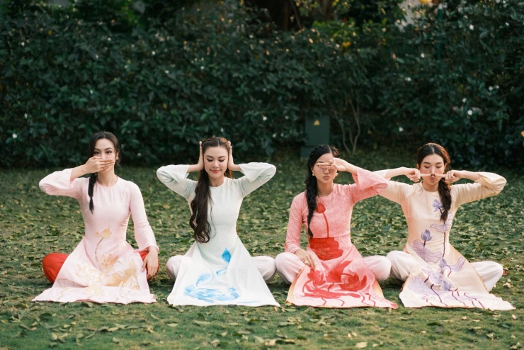 Fan "bật cười" vì bức ảnh tiết lộ triết lý đón Tết thong dong của 4 nàng hậu: Không nói, không nghe, không nhìn, không ngửi.