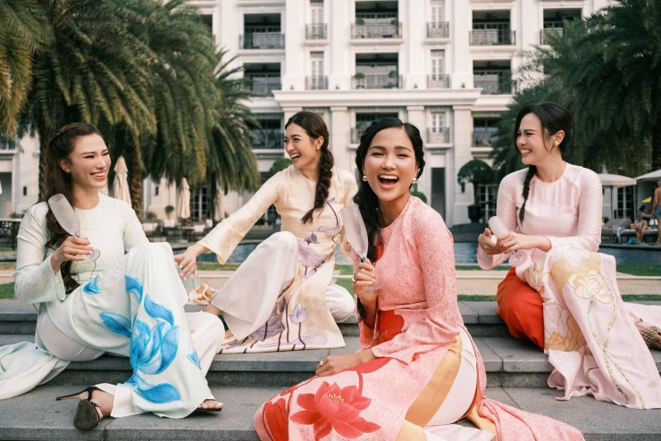 4 người đẹp vô cùng tự nhiên trong mỗi khung hình. H'Hen Niê còn "bất lực" nhờ fan "tìm dùm hình đẹp của 4 chị em với".