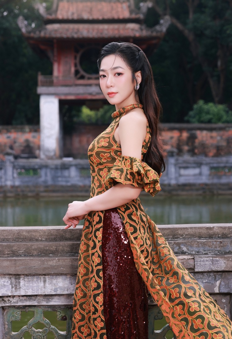 Ca sĩ dành thời gian dạo chơi, ngắm cảnh và chụp ảnh ở Văn Miếu - Quốc Tử Giám.