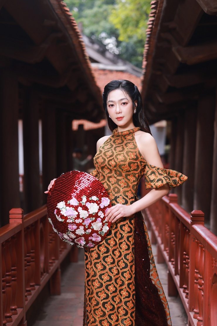 Hà Thanh Xuân thấy ấn tượng trước vẻ đẹp cổ kính của công trình kiến trúc có lịch sử gần 1.000 năm.