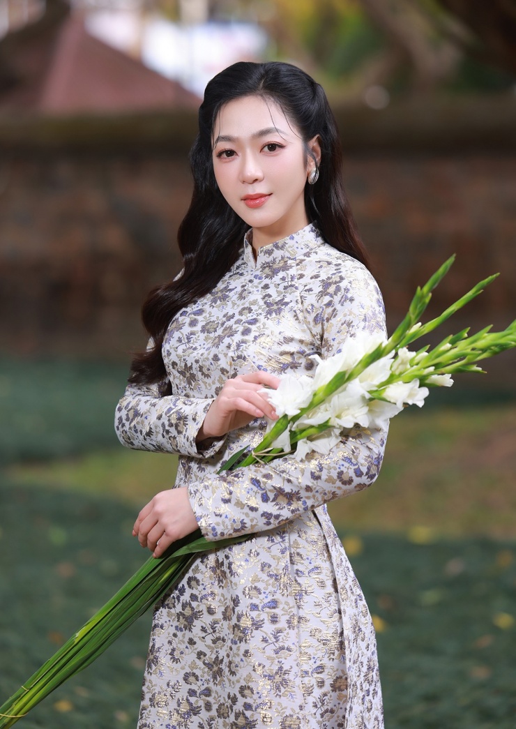 Nhan sắc ca sĩ sinh năm 1988 được nhiều bạn bè, đồng nghiệp và khán giả khen trẻ đẹp vượt thời gian, không thua kém các hoa hậu, á hậu.