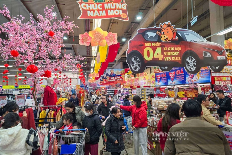 Ghi nhận những ngày cận Tết Nguyên đán 2026, không khí mua sắm tại các trung tâm thương mại và đại siêu thị lớn như MM Mega Market Thăng Long, AEON Xuân Thủy (Cầu Giấy) hay Lotte Mall Tây Hồ đang ở mức đỉnh điểm.
