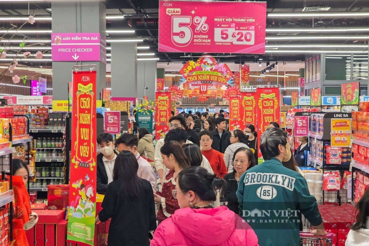 Tương tự, tại AEON Xuân Thủy (Cầu Giấy), tình trạng cũng không khả quan hơn. Dù siêu thị đã bố trí thêm nhân viên hỗ trợ phân luồng và đóng gói, nhưng do lượng hàng hóa mỗi khách mua quá lớn, thời gian quét mã vạch và thanh toán kéo dài khiến tình trạng ùn ứ không thể giải quyết ngay lập tức.