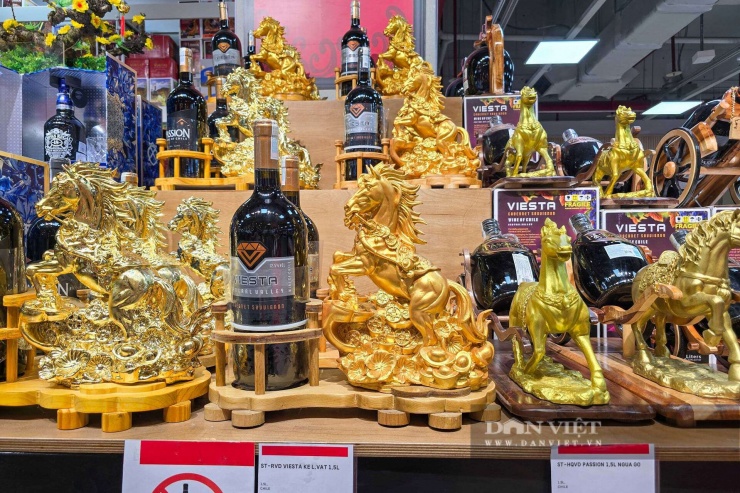 Các mẫu rượu vang gắn liền với biểu tượng ngựa của năm 2026 được bày bán với giá từ 800 - 900 nghìn đồng.