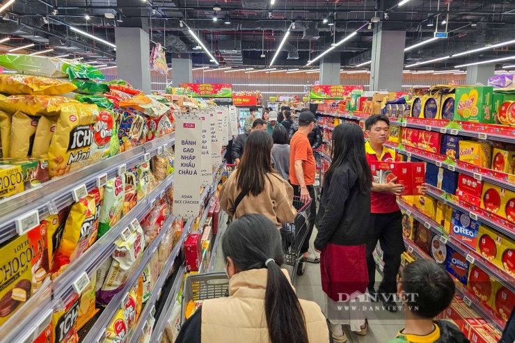 Chị Trà My (Tây Hồ) cho biết: "Nhìn dòng người xếp hàng rồng rắn mà muốn bỏ cuộc đi về, nhưng lỡ chọn đồ rồi nên đành cố chờ. Năm nào đi siêu thị tầm này cũng xác định là phải kiên nhẫn mới mang được đồ về nhà".