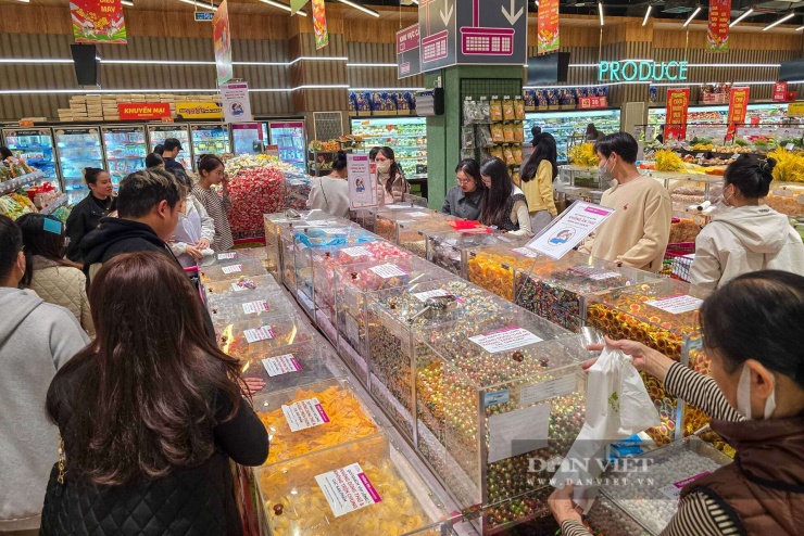 Bên cạnh các giỏ quà sang trọng, khu vực bánh kẹo bán theo cân (bánh kẹo xá) tại các siêu thị lớn như MM Mega Market Thăng Long hay&nbsp;AEON Xuân Thủy (Cầu Giấy) lại trở thành "thỏi nam châm" hút khách bậc nhất, đặc biệt là nhóm khách hàng bình dân và người lớn tuổi.&nbsp;