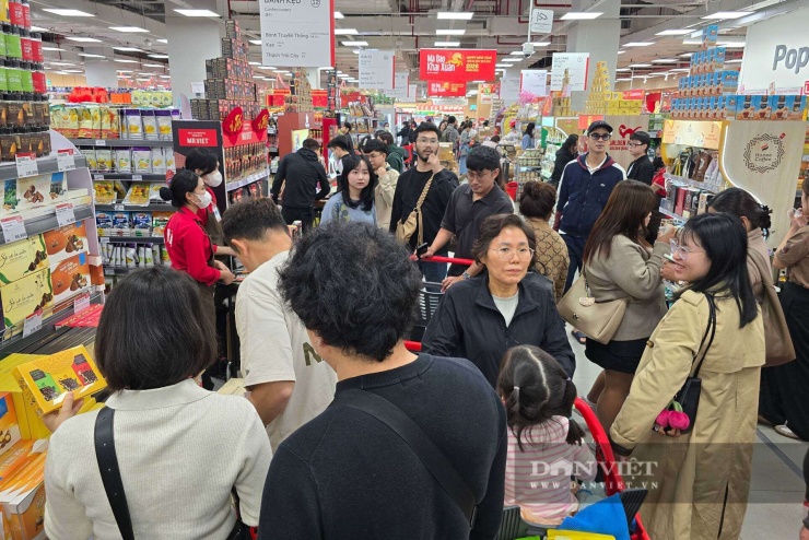 Tại Lotte Mall (Tây Hồ) những ngày cận Tết Bính Ngọ 2026 cũng ghi nhận lượng khách "khủng" đổ về, tạo nên tình trạng quá tải cục bộ từ bãi đỗ xe cho đến bên trong siêu thị.