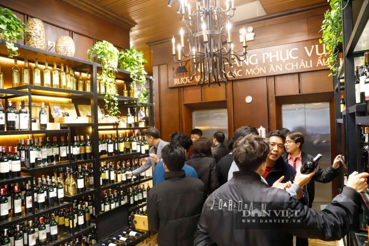 Không chỉ các đại siêu thị đông đúc, tấp nập, những tuyến phố chuyên doanh đồ nhập khẩu như Thái Hà (Đống Đa) cũng đang trong những ngày "hốt bạc". Nơi đây được giới sành chơi Hà thành ví như "thủ phủ" của các loại rượu ngoại, bia nhập và bánh kẹo cao cấp, phục vụ nhu cầu biếu tặng sang trọng.