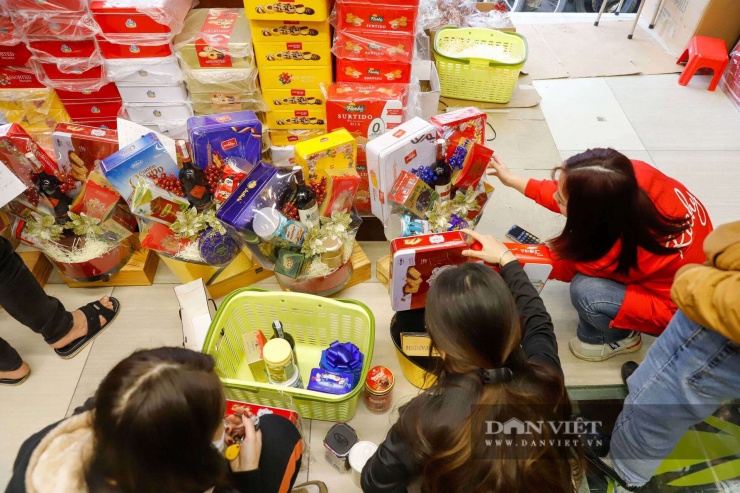 Từ sáng đến tối, nhân viên cửa hàng này phải tăng ca đóng gói xuyên trưa mới kịp giao cho khách.