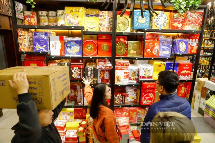 Cảnh tượng người dân tấp nập ra vào, những thùng rượu, thùng bánh được khuân vác liên tục lên xe ô tô sang trọng đã tạo nên một nét đặc trưng riêng biệt của con phố này trong những ngày cận Tết Bính Ngọ.