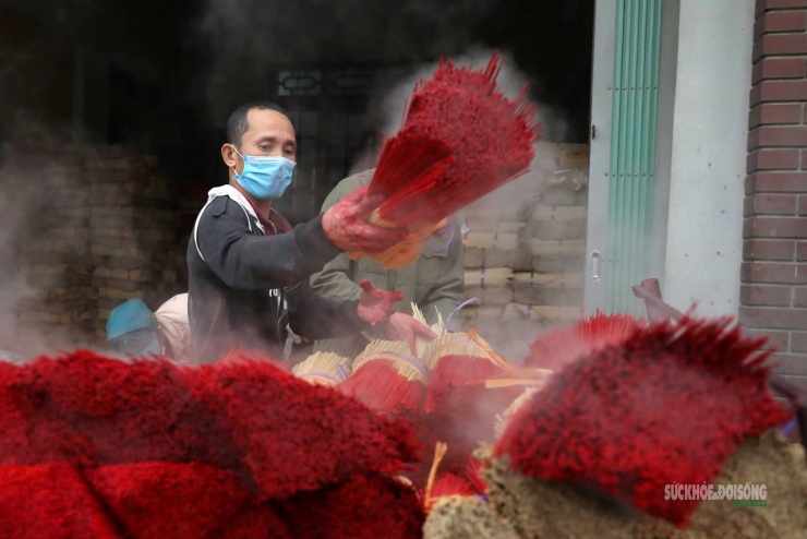 Nhuộm chân hương là khâu quyết định màu sắc thành phẩm.