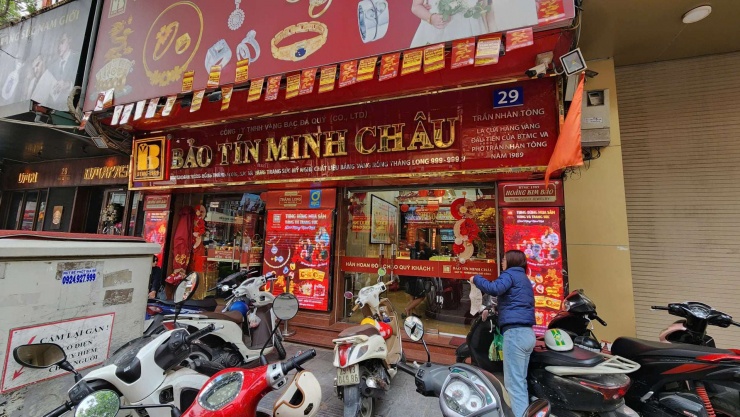 Cửa hàng vàng BTMC bán ra số lượng không giới hạn trong khi giá vàng hôm nay tăng lên. Ảnh: Thái Nguyễn