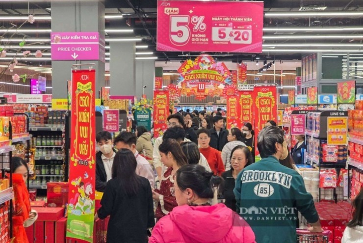Siêu thị Hà Nội thất thủ ngày cận Tết: Khuyến mãi ngập tràn, khách dài cổ xếp hàng 30 phút thanh toán