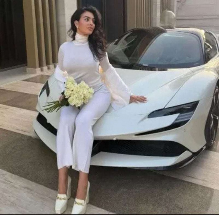 Georgina thả dáng bên chiếc Ferrari SF 90 Stradale Assetto Fiorano. Ảnh: Instagram nhân vật.