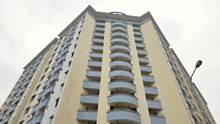 Thay cho hình ảnh khối bê tông trơ trọi, sắt thép hoen rỉ trước đây là lớp sơn mới khang trang, hệ thống cửa kính, lan can ban công được lắp đặt đồng bộ.