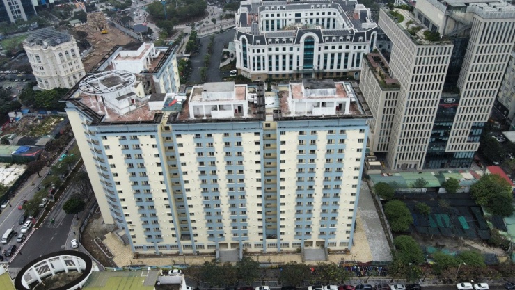 Tuy nhiên, theo ghi nhận của PV Tiền Phong vào những ngày cận Tết Nguyên đán 2026, khu tái định cư vốn bỏ hoang hoá nhiều năm qua đang có dấu hiệu "hồi sinh", khoác lên mình diện mạo mới.