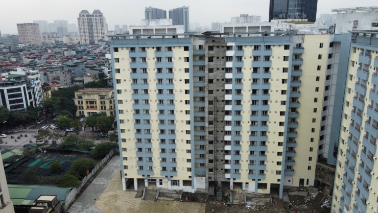 Bên trong tòa nhà, các hạng mục hoàn thiện nội thất, hệ thống điện nước, phòng cháy chữa cháy đang được triển khai hoàn thiện.