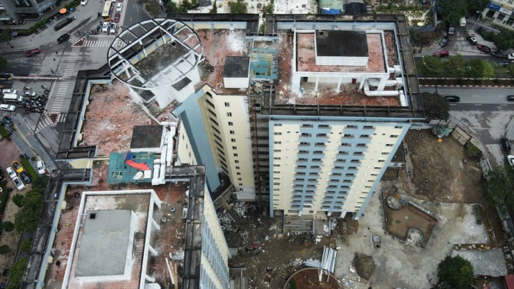 Dù đã xây xong phần thô từ năm 2013 với quy mô cao 15 tầng nổi và 1 tầng hầm nhưng do nhiều nguyên nhân, khu tái định cư rơi vào tình trạng dang dở, bỏ hoang trong suốt nhiều năm gây lãng phí, nhếch nhác bộ mặt đô thị.