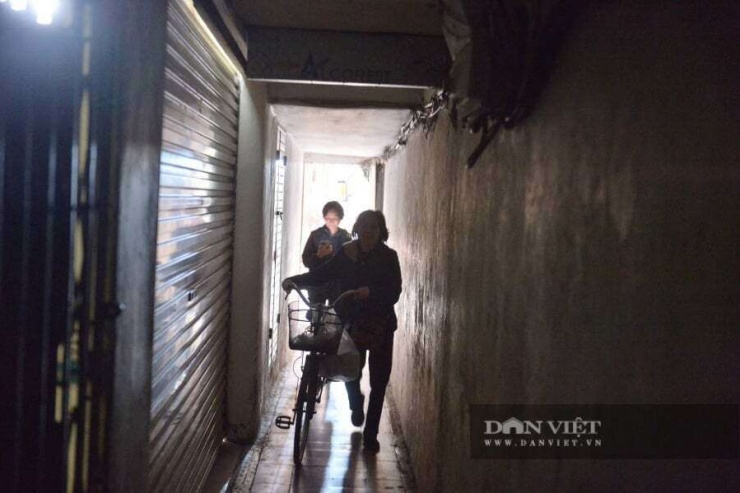 Cuộc sống của người dân phố cổ Hà Nội trong các con ngõ nhỏ quanh năm tối như mực. Ảnh: Gia Khiêm