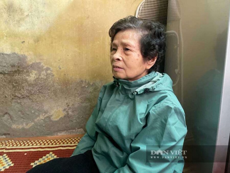 Bà Sâm mong muốn được di dời sớm bởi sống cả cuộc đời khổ cực.&nbsp;Ảnh: Gia Khiêm