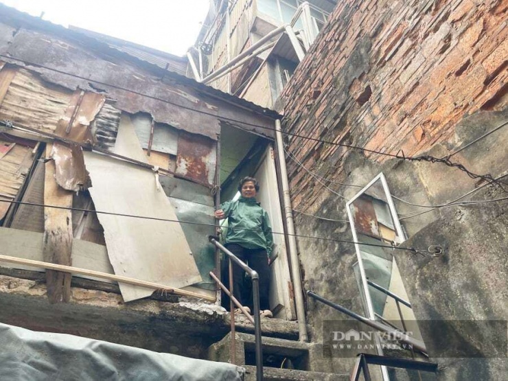 Cảnh tạm bợ của gia đình bà Sâm được xây trên nóc nhà vệ sinh công cộng ngõ&nbsp;107 phố Hàng Bạc.&nbsp;Ảnh: Gia Khiêm